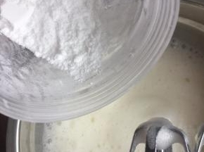 蛋白用打蛋器打发后分3次加入糖粉打