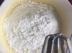 加入过筛的低筋面粉和泡打粉搅拌均匀