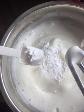 最后一次加入糖粉时加入玉米淀粉一起打发