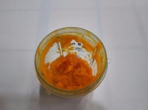 胡萝卜切小粒，放锅里蒸软，然后用料理机打成泥状。
