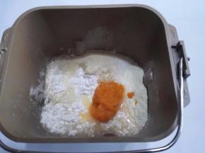 将面团材料全部放入面包机，用筷子稍微搅拌。