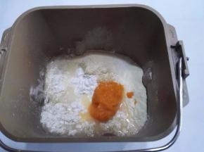将面团材料全部放入面包机，用筷子稍微搅拌。
