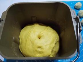 直接用面包机一发到两倍大，用筷子在面团中间戳一个孔，不会回弹就可以了。