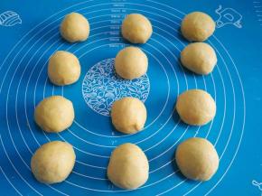 分成12个相同的圆剂子。