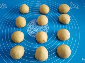 分成12个相同的圆剂子。