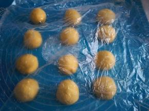 用保鲜膜盖住松弛15分钟左右。