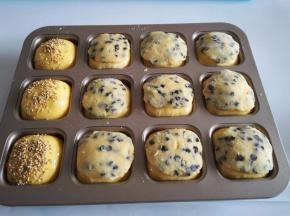 表面巧克力部分分成12个椭圆形状，覆盖在面包表面即可，弄三个我们大人吃的，所以放的芝麻。