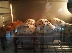 烤箱210度预热10分钟，烤18~20分钟，面包表面上色即可。