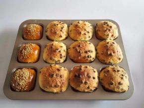 面包出炉以后，放烤网晾凉，微热时候放入保鲜袋，室温保存即可，三天之内食用完。