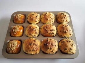 面包出炉以后，放烤网晾凉，微热时候放入保鲜袋，室温保存即可，三天之内食用完。