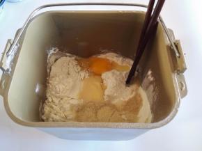 将所有材料放入面包机里面，用筷子稍微搅拌。
