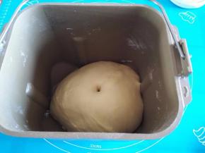 直接用面包机发酵到两倍大，用筷子在面团中间戳一个孔，不会回弹就可以了。