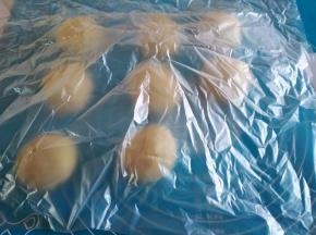 盖保鲜膜松弛10～15分钟。