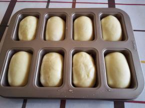 放烤箱或者发酵箱二发到两倍大，记得烤箱或者发酵箱里面放一碗热水哦。