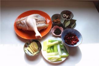 准备鸡肉、大葱、姜、花椒、干辣椒、山奈、八角、草果