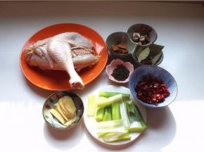 准备鸡肉、大葱、姜、花椒、干辣椒、山奈、八角、草果
