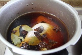 再加料酒、老抽、盐，上气5分钟后即可捞出