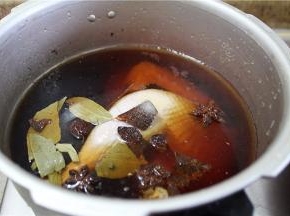 再加料酒、老抽、盐，上气5分钟后即可捞出