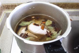 鸡洗净，放入高压锅，加水淹住，加山奈、八角、草果、香叶、花椒等香料