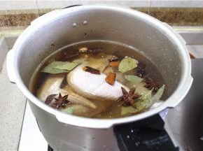 鸡洗净，放入高压锅，加水淹住，加山奈、八角、草果、香叶、花椒等香料