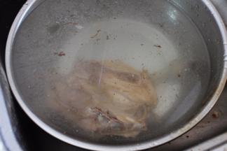把捞出的鸡肉放盆里，用凉水冲冷。使得让鸡肉收缩的更紧实，口感更佳