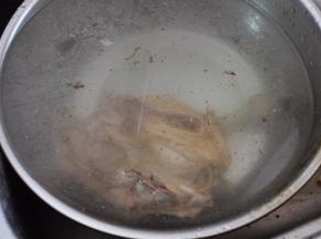 把捞出的鸡肉放盆里，用凉水冲冷。使得让鸡肉收缩的更紧实，口感更佳