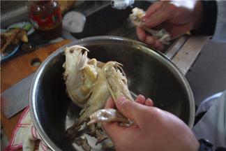 鸡肉冷却后，将鸡肉手撕成小条，撕成大约手指的粗细即可