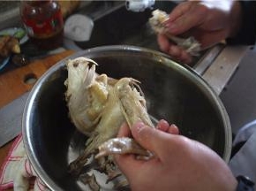 鸡肉冷却后，将鸡肉手撕成小条，撕成大约手指的粗细即可