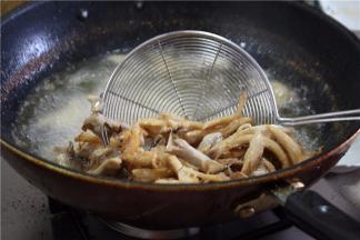 锅里入油，烧至7成热，将撕好的鸡肉下锅炸