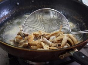 锅里入油，烧至7成热，将撕好的鸡肉下锅炸