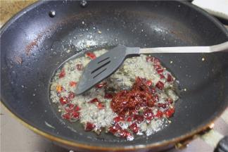 锅里入油，烧至7成热，放入姜、蒜、香辣酱、干辣椒、花椒，炒香