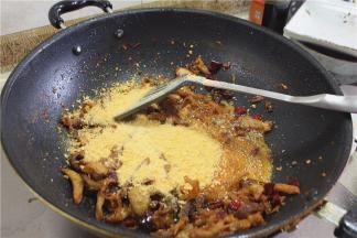 加入味精、面包糠