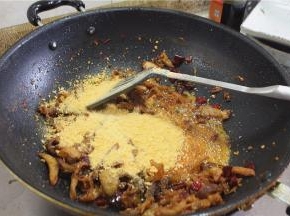 加入味精、面包糠