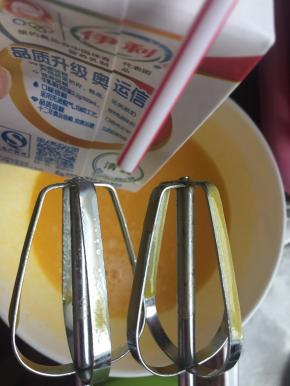 然后加入纯牛奶搅拌均匀