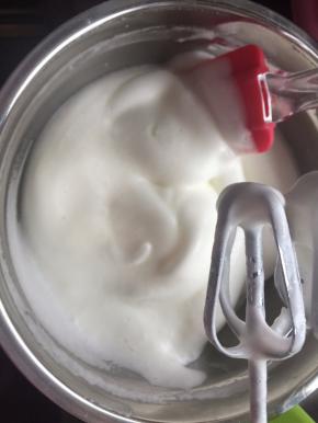 蛋白用打蛋器搅拌至鱼眼再分3次加入糖粉用打蛋器打发至硬性发泡，第三次加糖粉也和生粉一起加入，容器壁要用刮刀将蛋白霜刮入一起打发