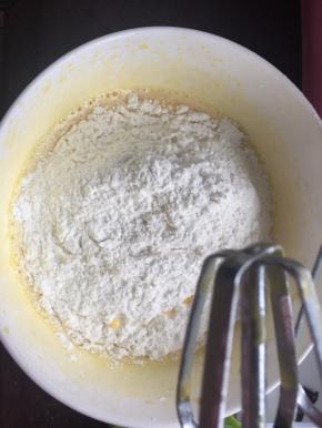 再加入低筋面粉搅拌至无颗粒状