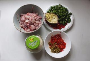 准备好兔子、醪糟、啤酒、小米辣、大葱、泡椒酱、姜、蒜、二荆条