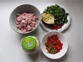 准备好兔子、醪糟、啤酒、小米辣、大葱、泡椒酱、姜、蒜、二荆条