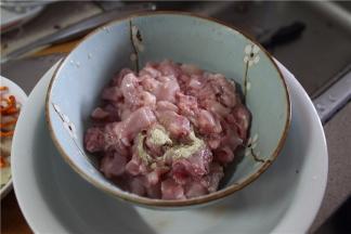 加入料酒、盐、生粉，码味，充分拌匀后，腌制5分钟即可