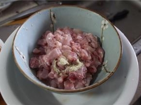 加入料酒、盐、生粉，码味，充分拌匀后，腌制5分钟即可