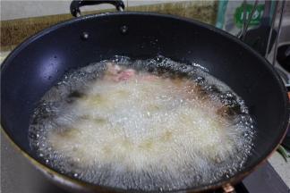 锅里烧油至6成油温，倒入兔肉滑熟