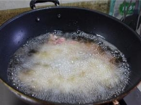 锅里烧油至6成油温，倒入兔肉滑熟