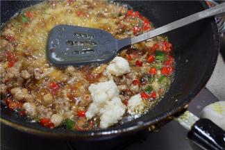 接着加入醪糟翻炒，让醪糟充分融合，醪糟可以提鲜取腥，味道更香