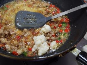 接着加入醪糟翻炒，让醪糟充分融合，醪糟可以提鲜取腥，味道更香
