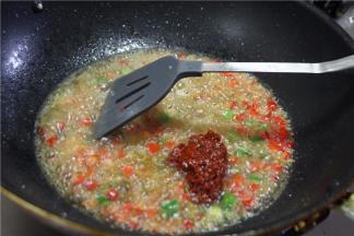 锅里放油，下入小米辣、姜、蒜、泡椒酱、豆瓣炒香