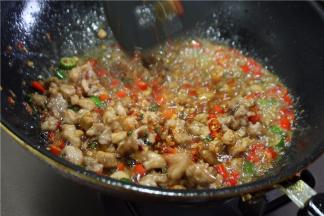 接着下入兔丁煸炒出香