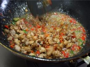 接着下入兔丁煸炒出香