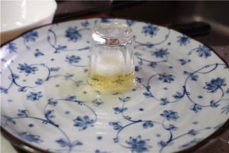 用一个小杯，装满啤酒倒扣在盘上，再将兔肉装盘即可