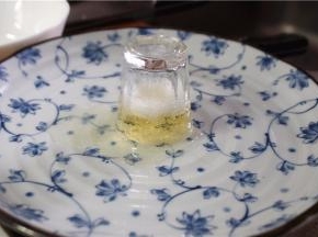 用一个小杯，装满啤酒倒扣在盘上，再将兔肉装盘即可