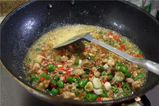 倒入少许啤酒，加入盐、味精调味翻炒，待收汁后起锅